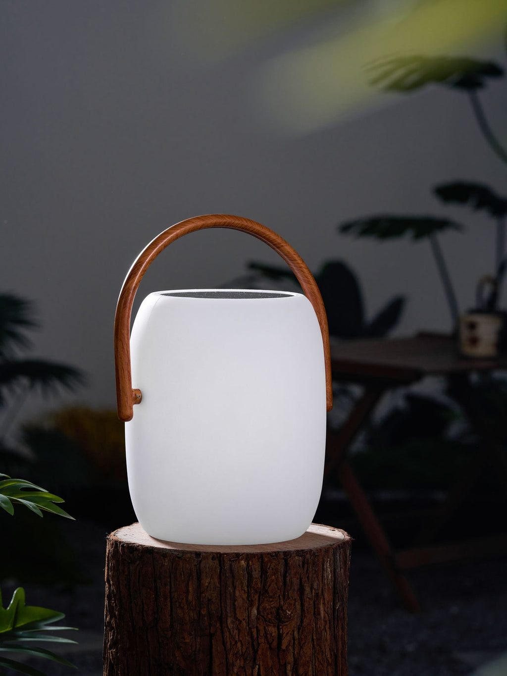 Lanterne solaire de jardin verre dépoli et bois – Noria — allumé en situation (2)
