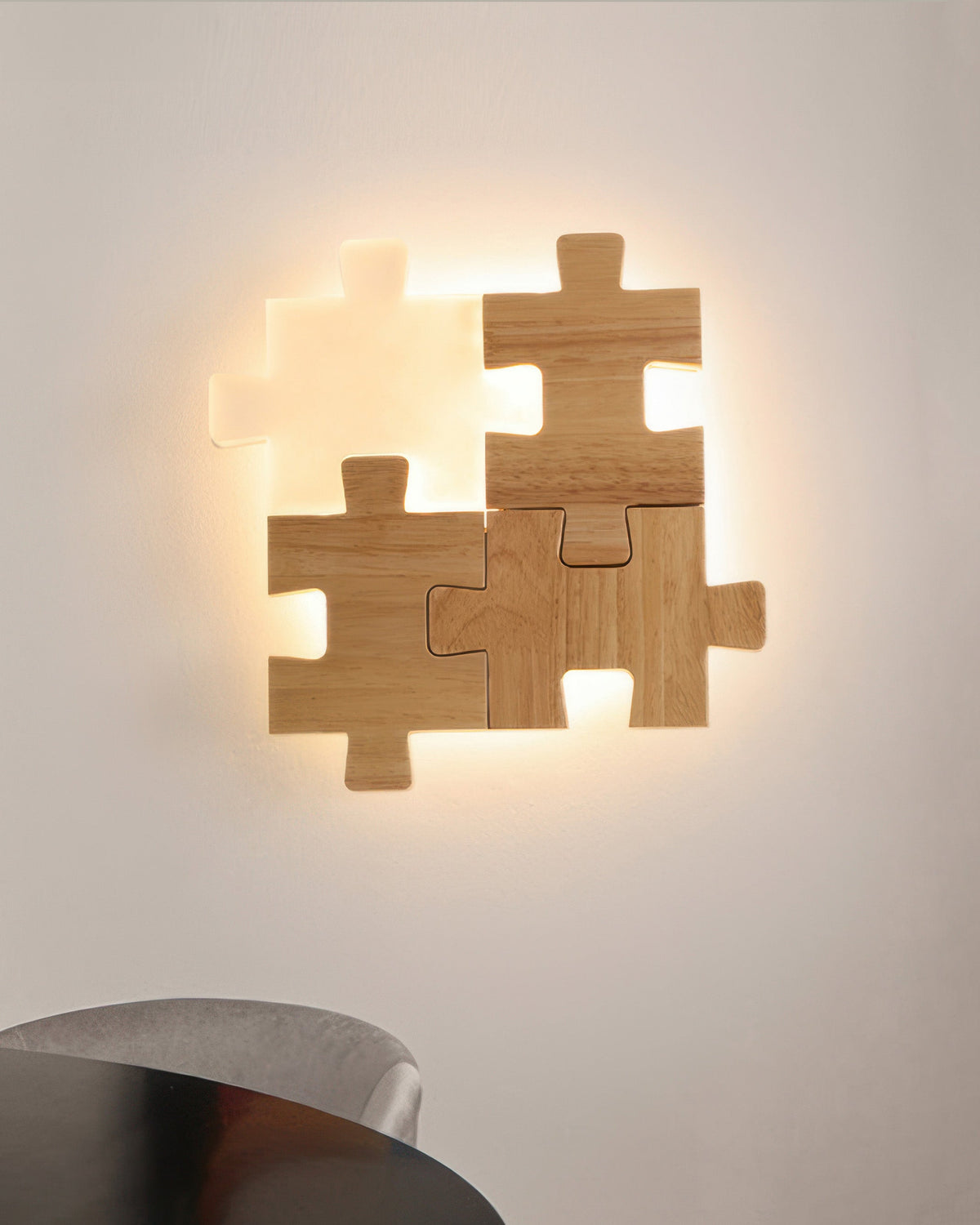 Applique murale en bois de caoutchouc, motif puzzle – PuzzleGlow — vue de trois quarts