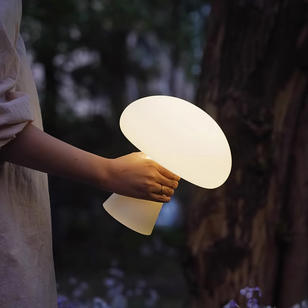Lampe à poser rechargeable sans fil design – Obello — vue de trois quarts (2)