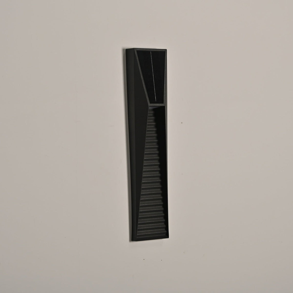 Applique murale extérieure solaire LED de chemin – Obsidian — mise en situation dans la pièce