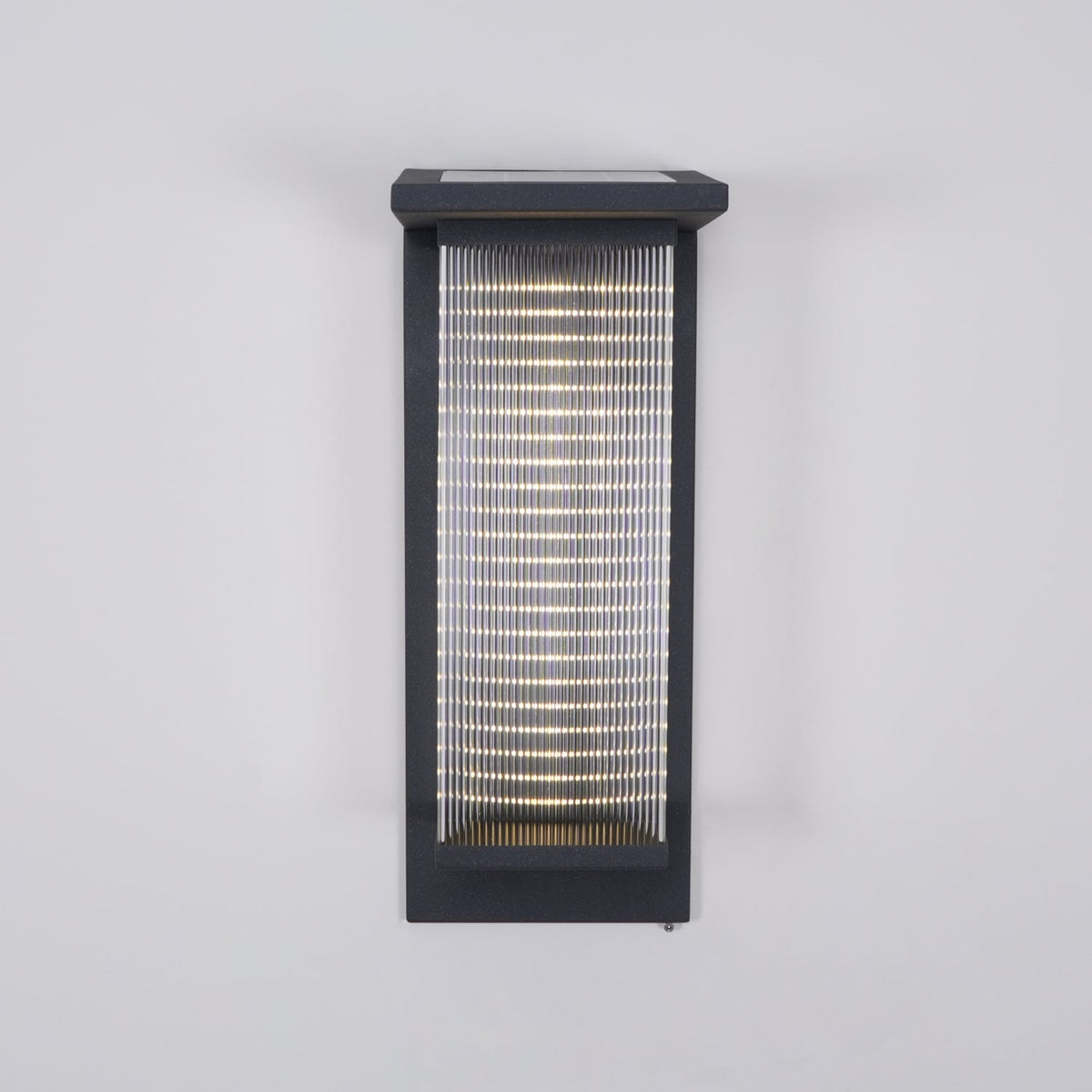 Applique murale extérieure solaire LED minimaliste – Oléron Box — vue de trois quarts