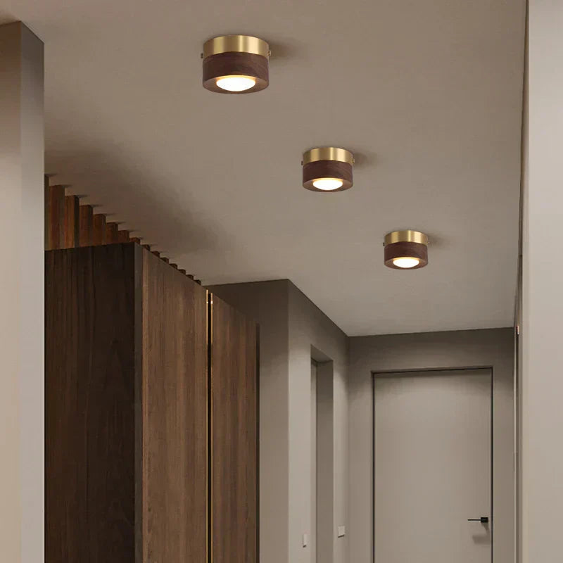 Plafonnier LED en bois de noyer – format compact 100 mm — détail de la finition