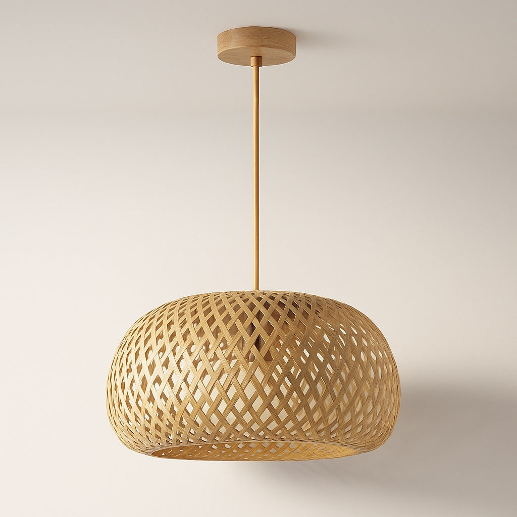 Suspension en bambou naturel tressé ajouré Ø 30 cm – Kairo — allumé en situation (2)