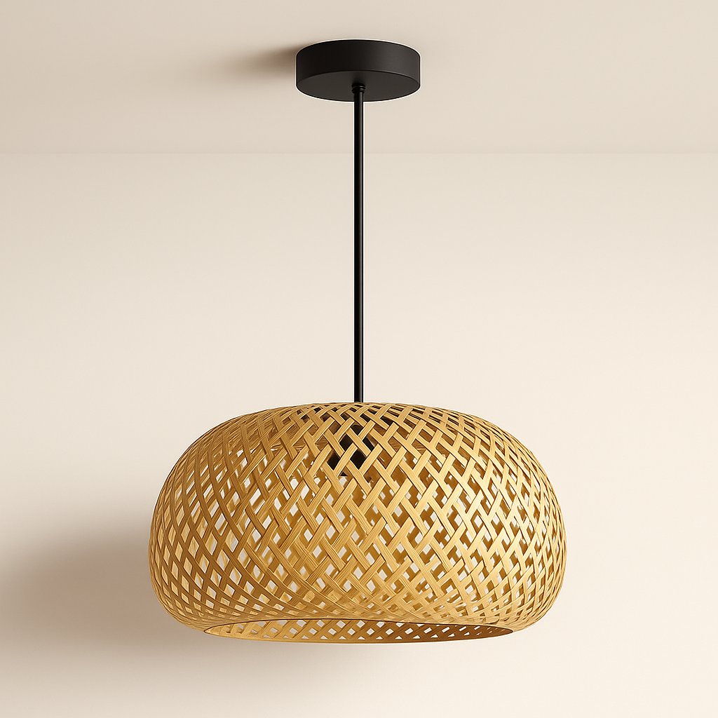 Suspension en bambou naturel tressé ajouré Ø 30 cm – Kairo — mise en situation dans la pièce (2)