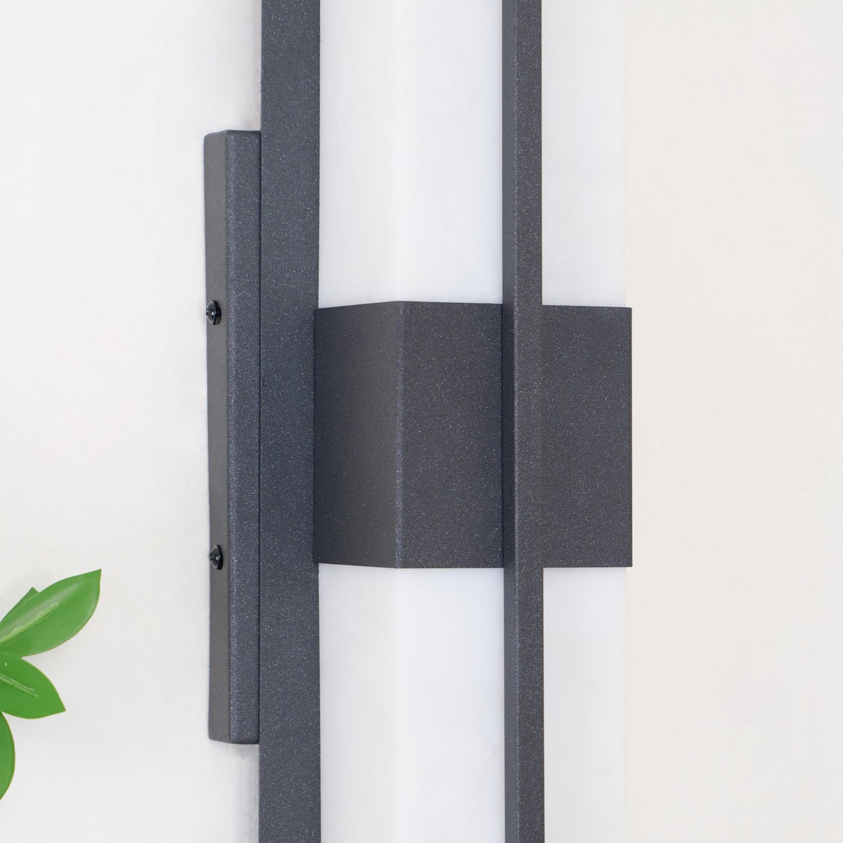 Applique murale extérieure albâtre IP65 barre LED – Possini — détail de la finition (4)