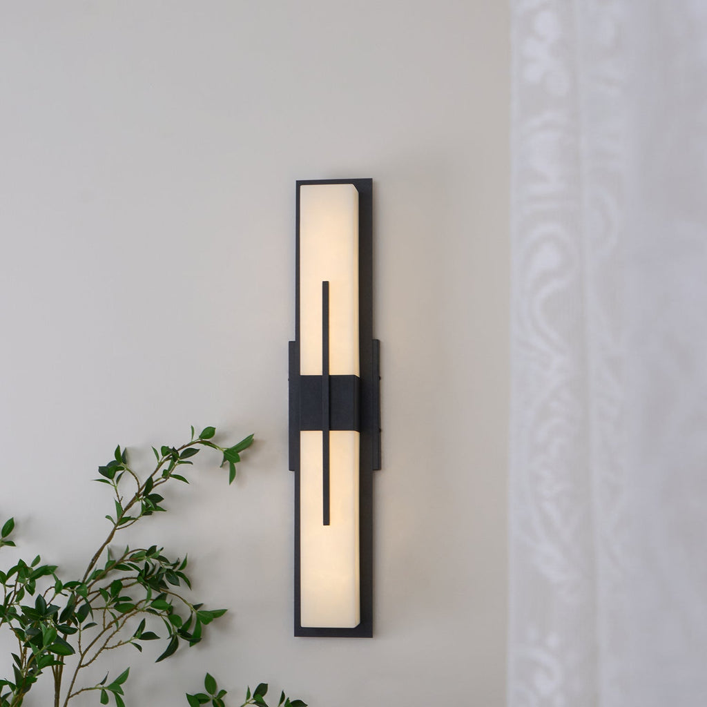 Applique murale extérieure albâtre IP65 barre LED – Possini — vue de trois quarts