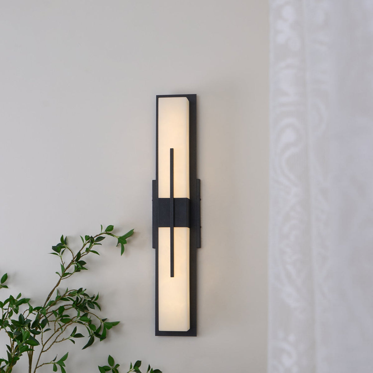 Applique murale extérieure albâtre IP65 barre LED – Possini — vue de trois quarts