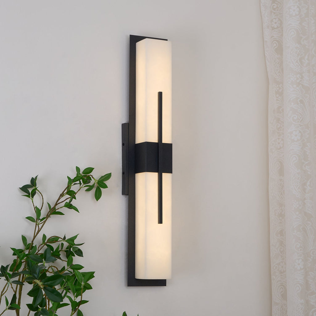 Applique murale extérieure albâtre IP65 barre LED – Possini — allumé en situation