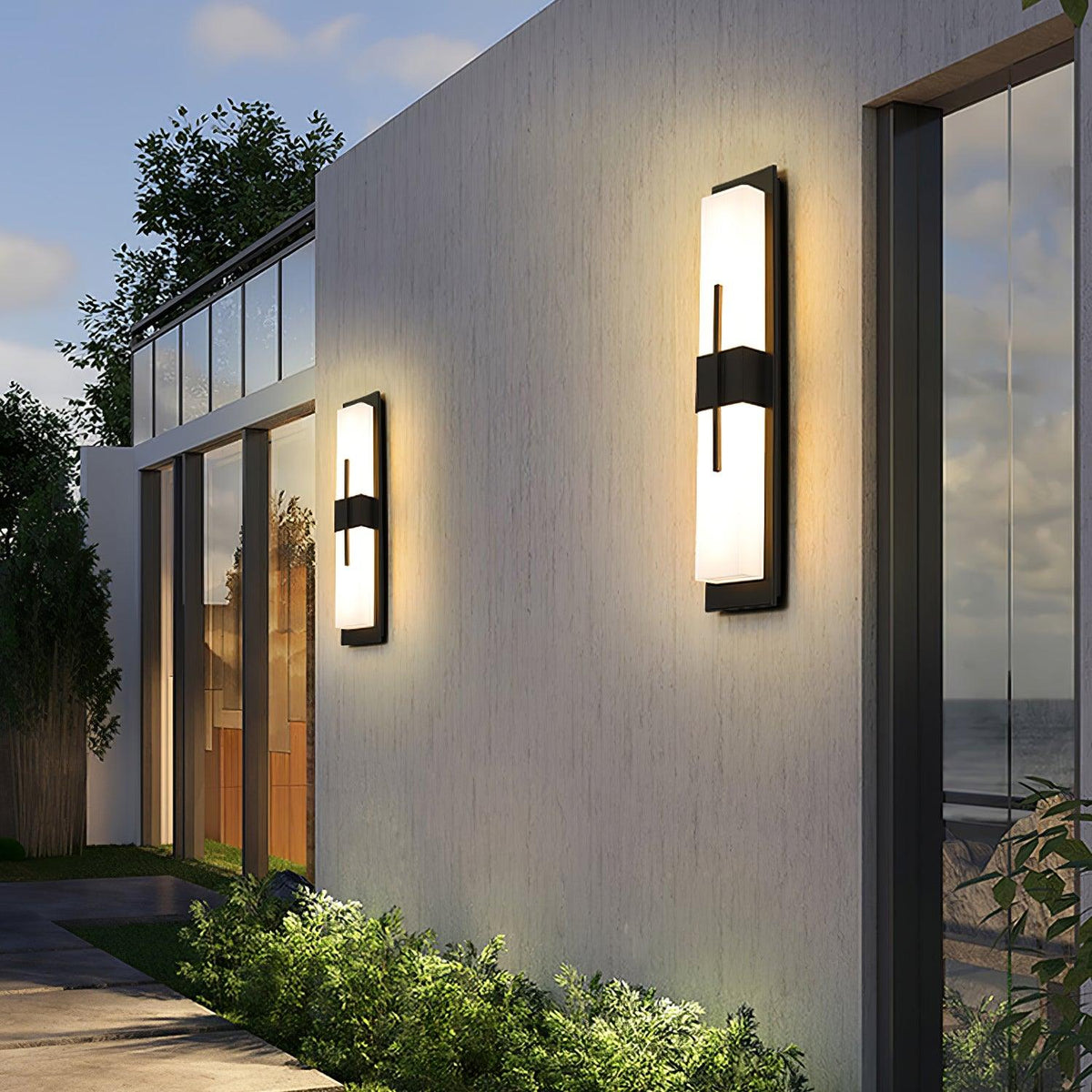Applique murale extérieure albâtre IP65 barre LED – Possini — mise en situation dans la pièce (3)