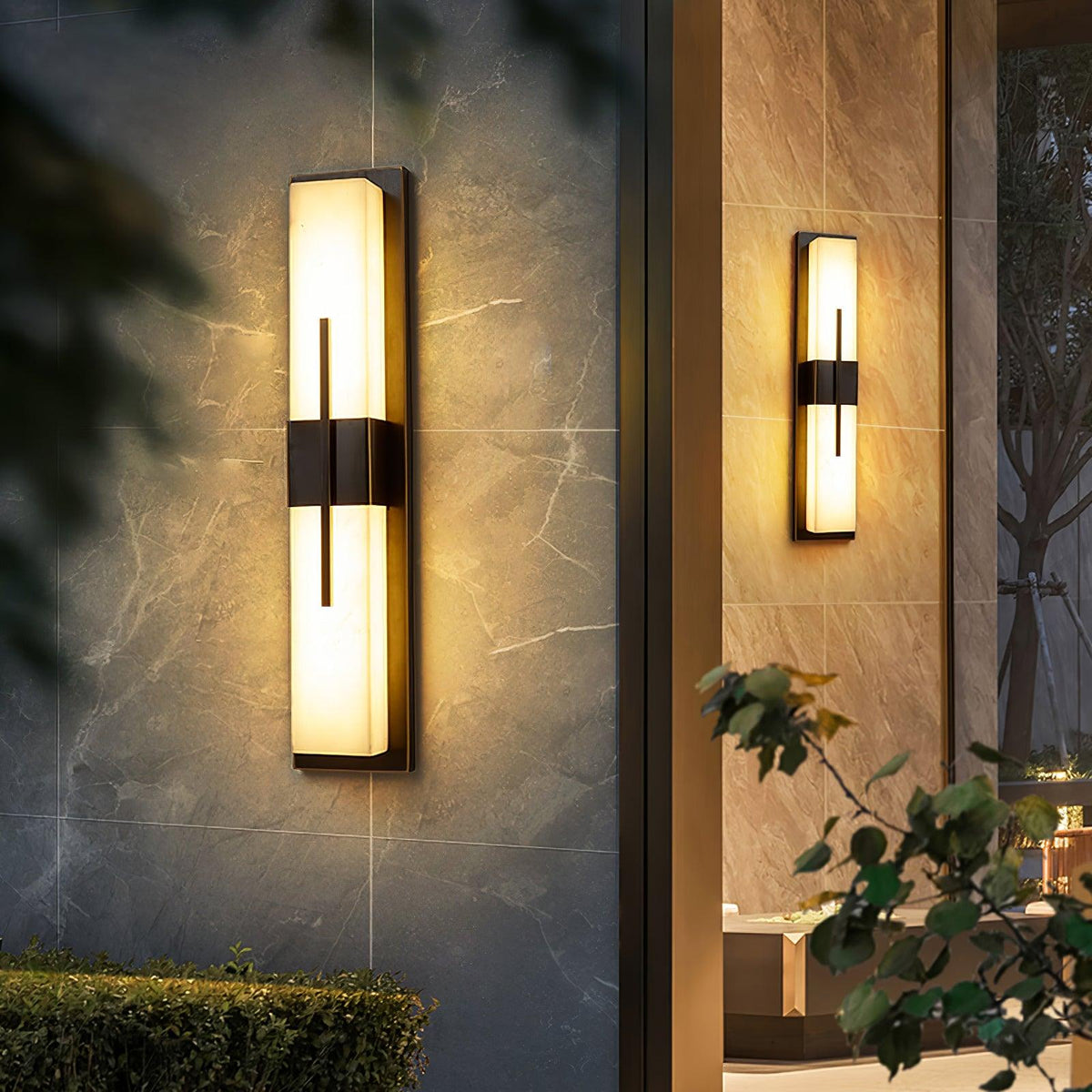 Applique murale extérieure albâtre IP65 barre LED – Possini — allumé en situation (3)