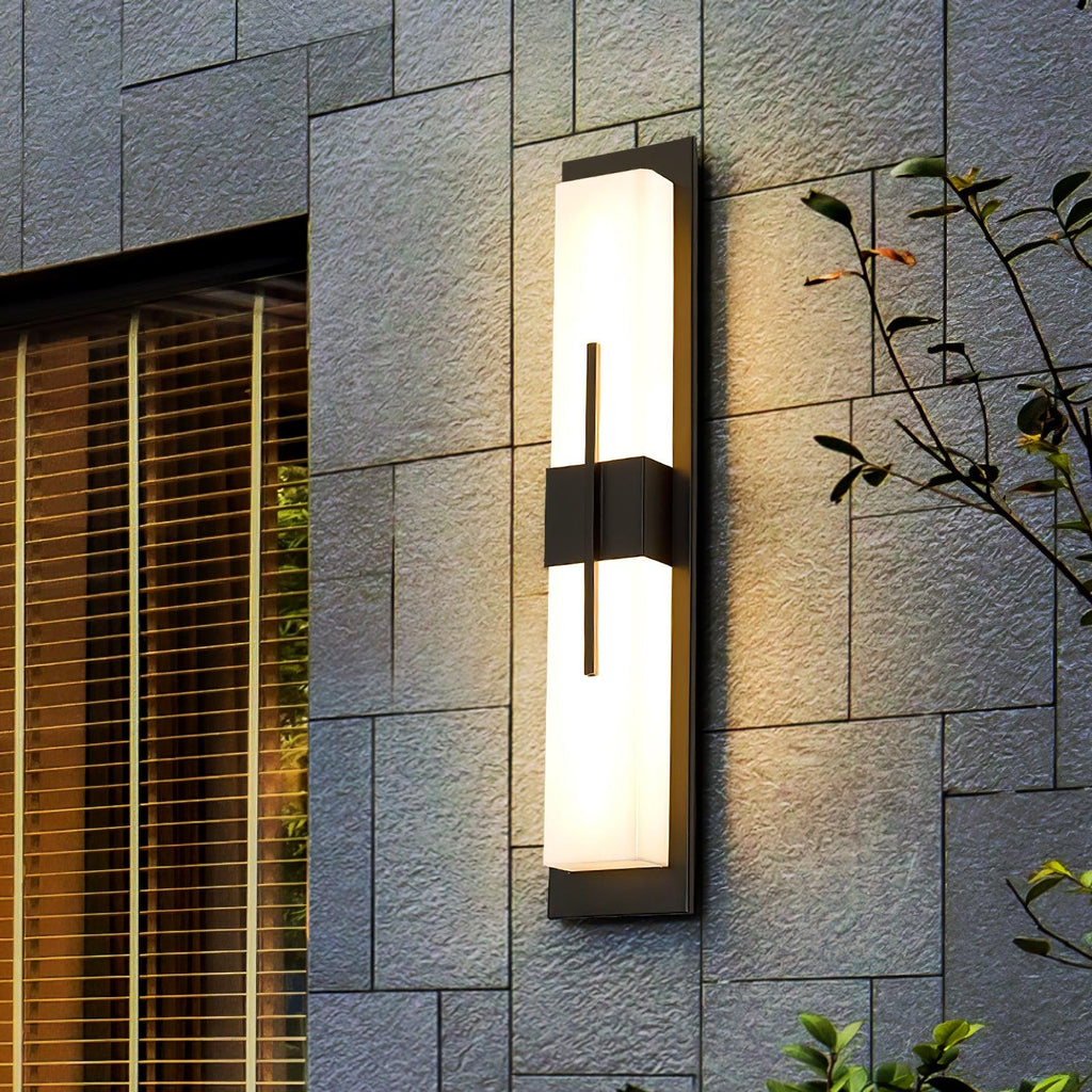 Applique murale extérieure albâtre IP65 barre LED – Possini — allumé en situation (2)