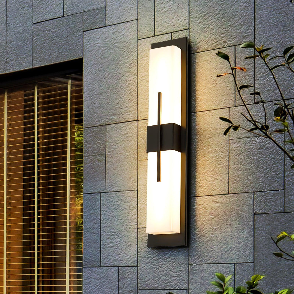 Applique murale extérieure albâtre IP65 barre LED – Possini — allumé en situation (2)
