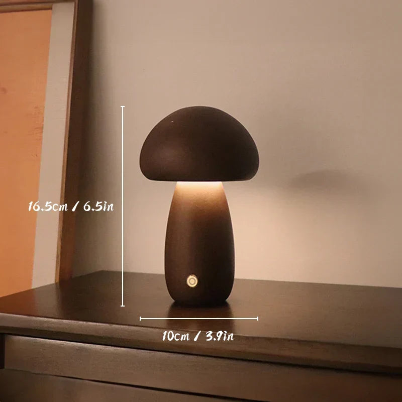 Lampe à poser LED bois de hêtre forme champignon – MushroomGlow — vue de profil (2)