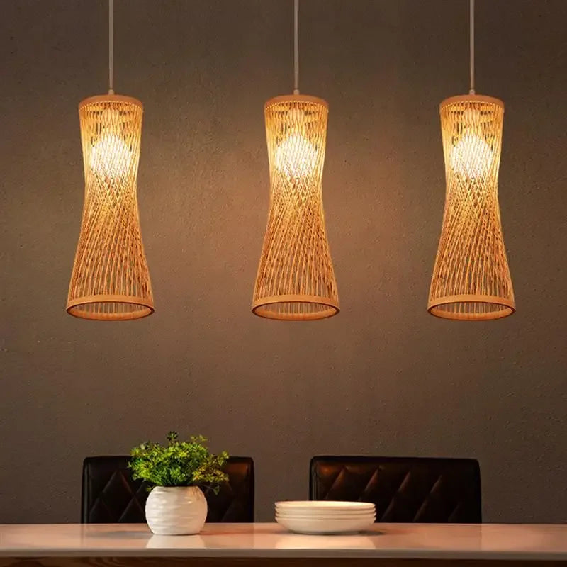 Suspension en bambou tressé forme sablier 40 cm – Élaria — vue de face