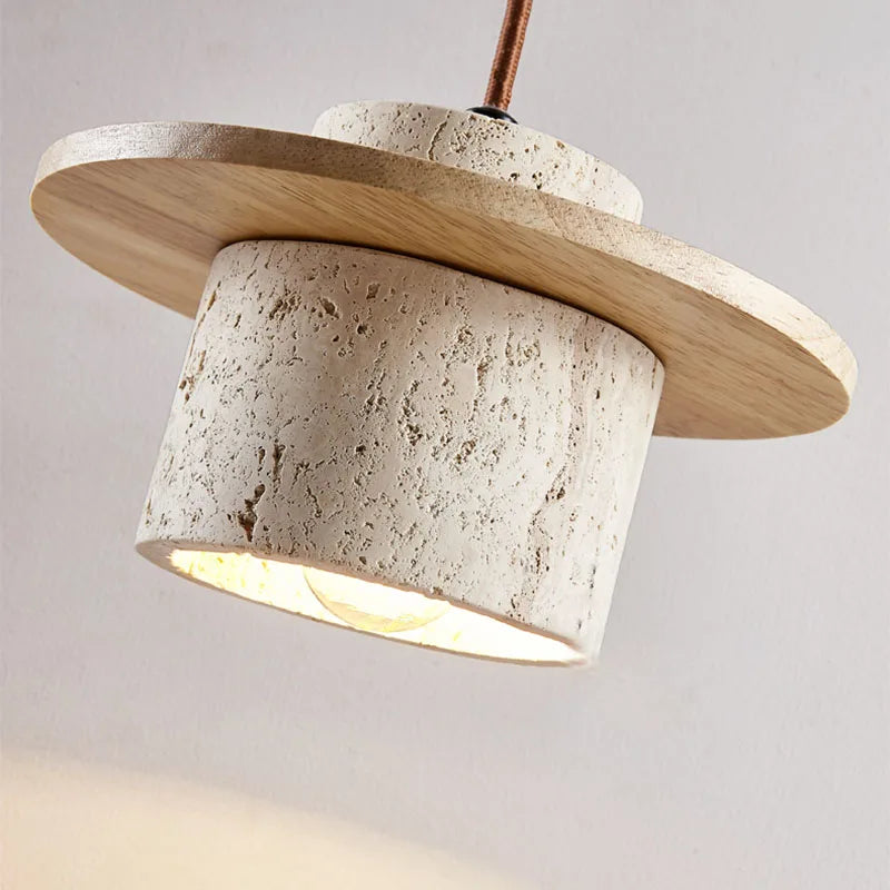 Suspension en travertin et bois naturel 20 cm – Nerava — allumé en situation