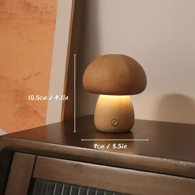 Lampe à poser LED bois de hêtre forme champignon – MushroomGlow — vue de trois quarts (2)