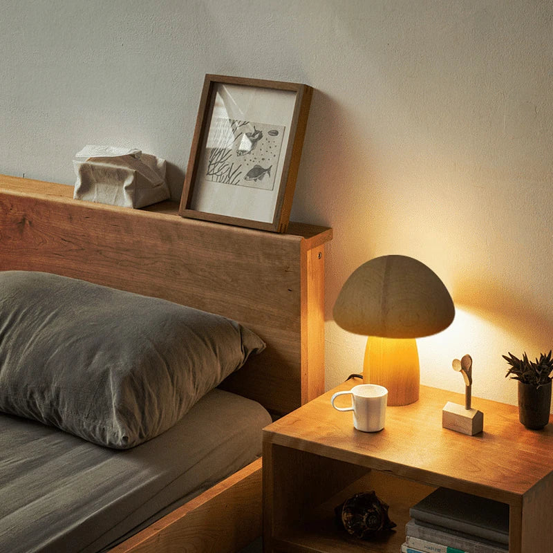 Lampe à poser LED bois de hêtre forme champignon – MushroomGlow — mise en situation dans la pièce