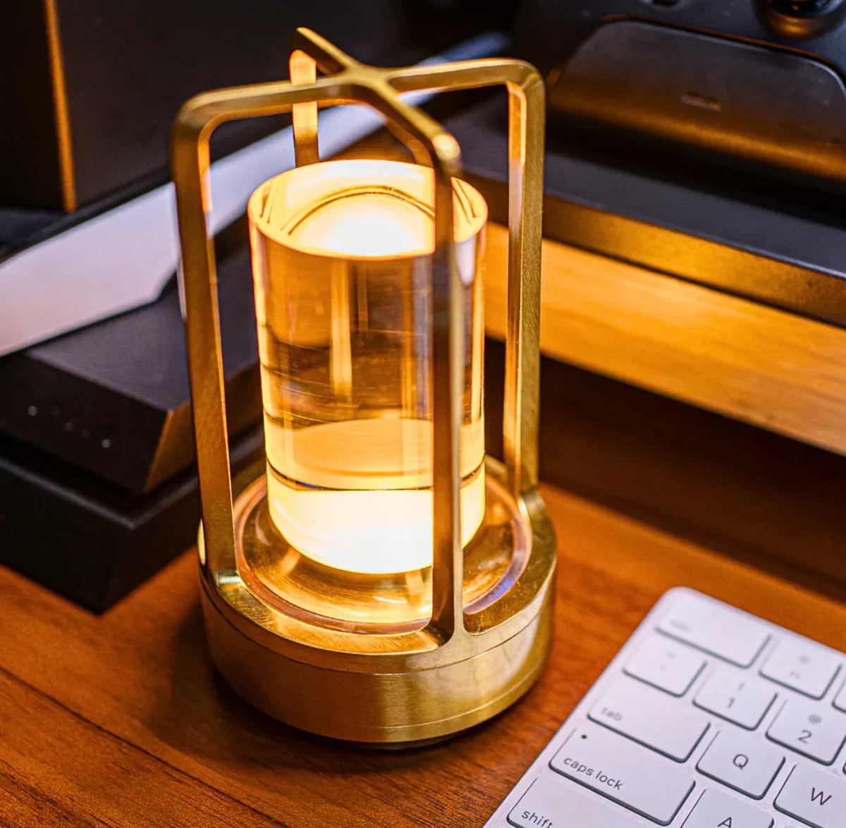 Lampe à poser sans fil effet cristal, 18 cm – LumiGlow — détail du système de fixation
