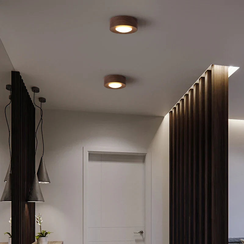 Plafonnier spot LED 5 W en bois noyer ou frêne – Elyon — vue de trois quarts
