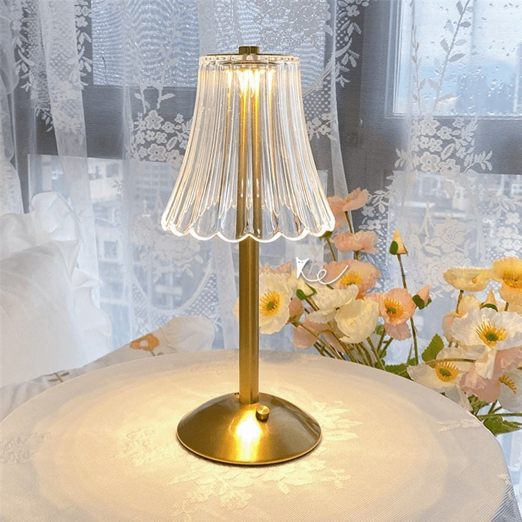 Lampe à poser en cristal et métal, tactile – CrystalGlow — mise en situation dans la pièce
