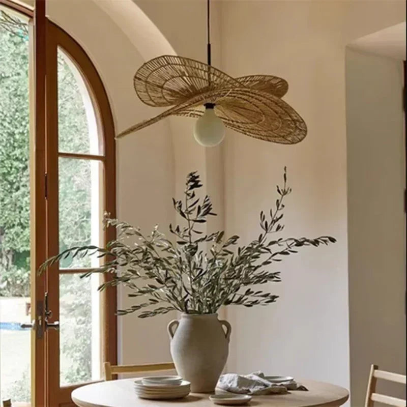 Suspension en rotin tressé forme florale 4 tailles – Élyséa — allumé en situation