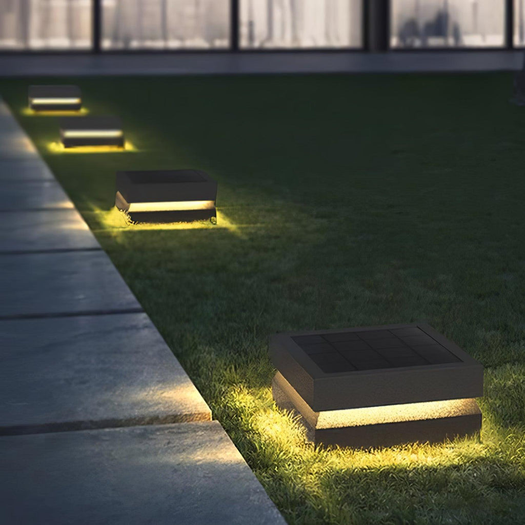 Borne de jardin LED carrée IP65 en acrylique dépoli — allumé en situation (2)