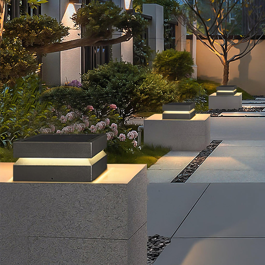 Borne de jardin LED carrée IP65 en acrylique dépoli — mise en situation dans la pièce
