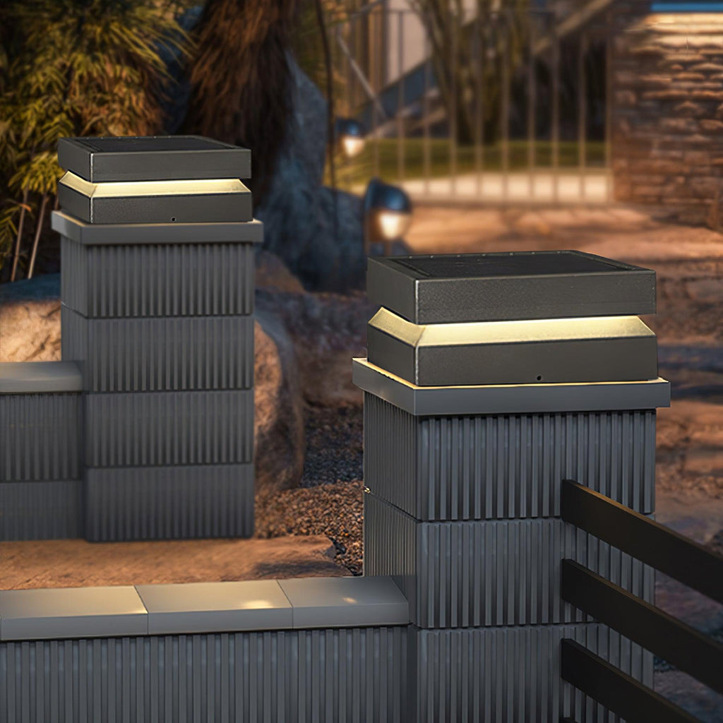 Borne de jardin LED carrée IP65 en acrylique dépoli — détail du système de fixation