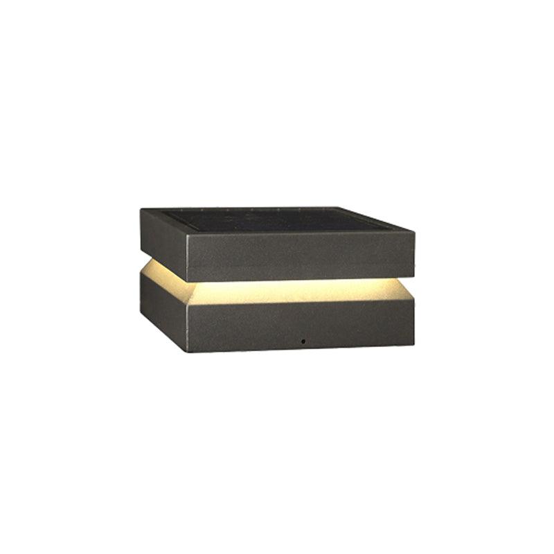 Borne de jardin LED carrée IP65 en acrylique dépoli — vue de trois quarts (5)