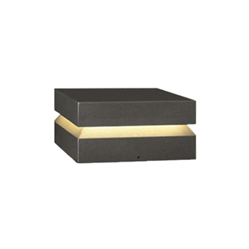 Borne de jardin LED carrée IP65 en acrylique dépoli — allumé en situation (5)