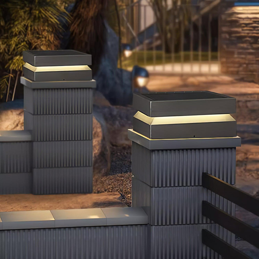 Borne de jardin LED carrée IP65 en acrylique dépoli — détail du système de fixation (2)
