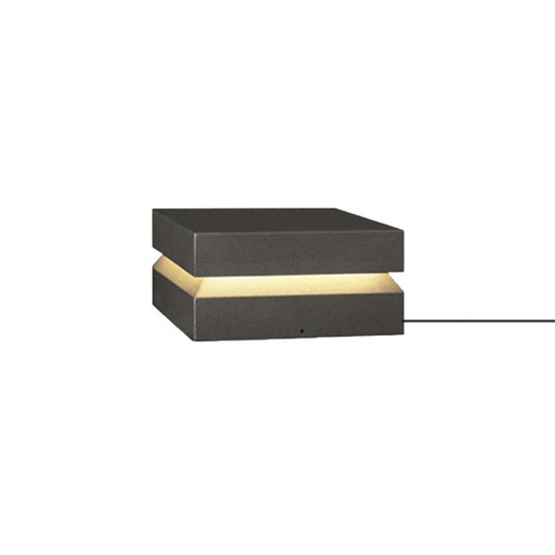 Borne de jardin LED carrée IP65 en acrylique dépoli — mise en situation dans la pièce (5)