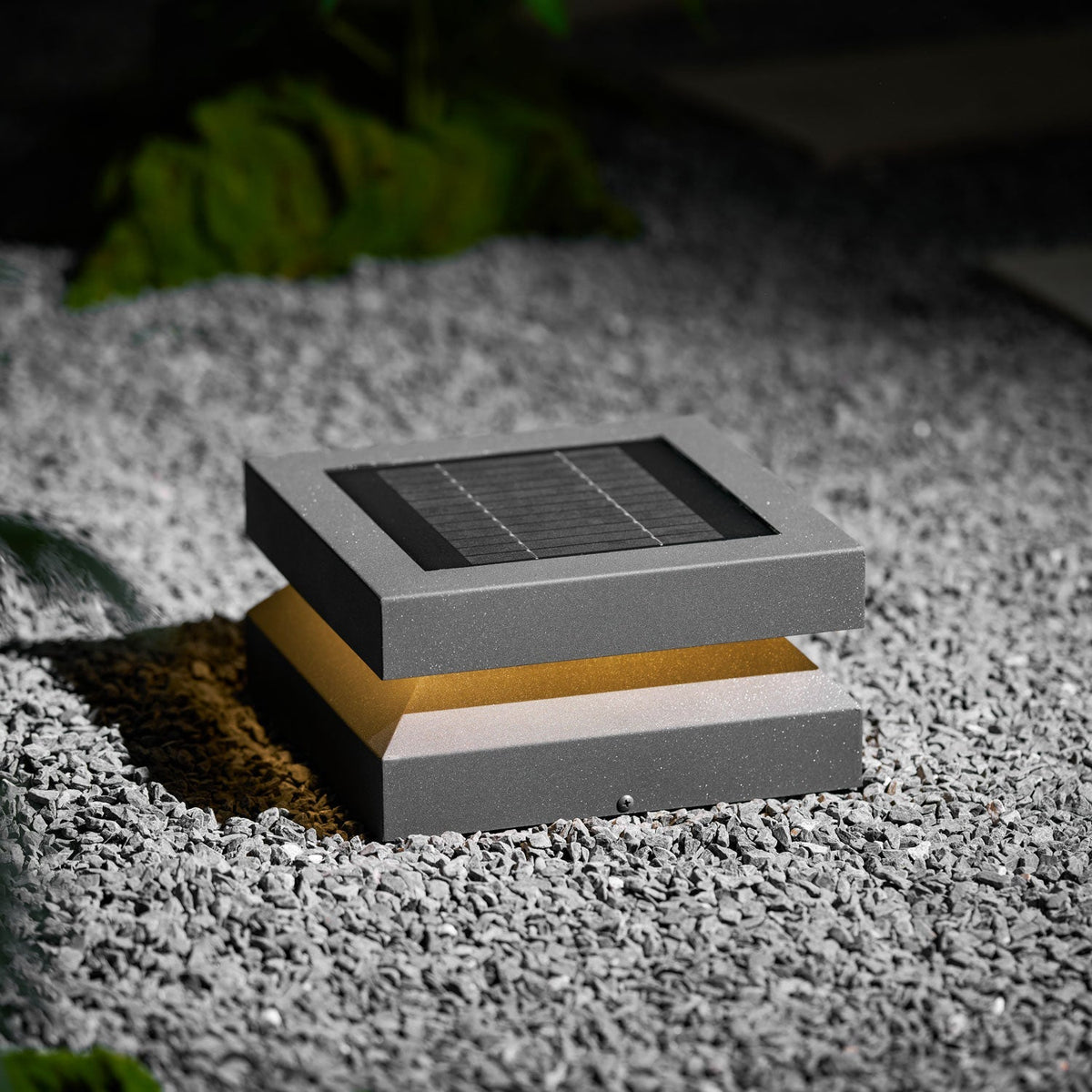 Borne de jardin LED carrée IP65 en acrylique dépoli — détail de la matière (3)