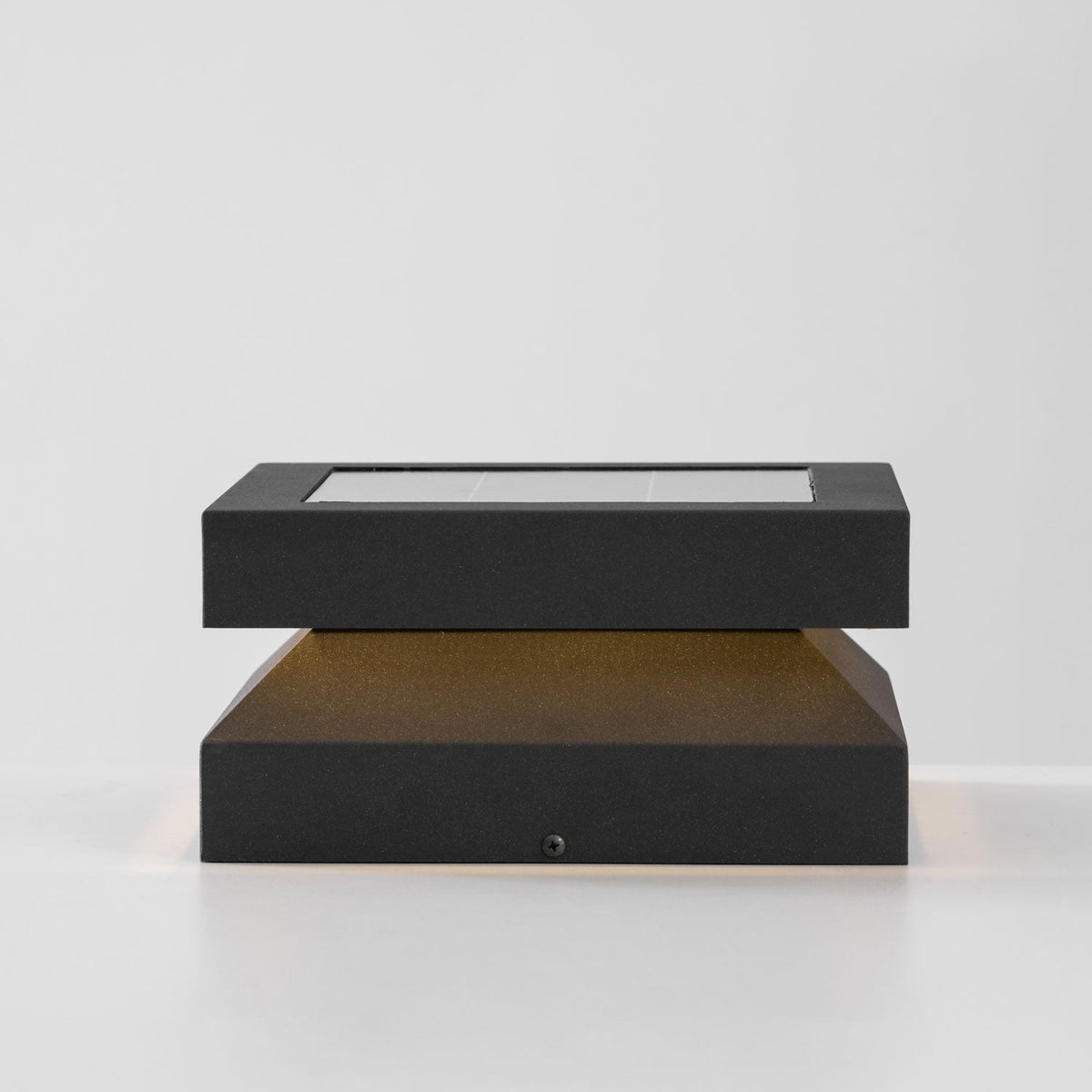 Borne de jardin LED carrée IP65 en acrylique dépoli — détail du système de fixation (4)
