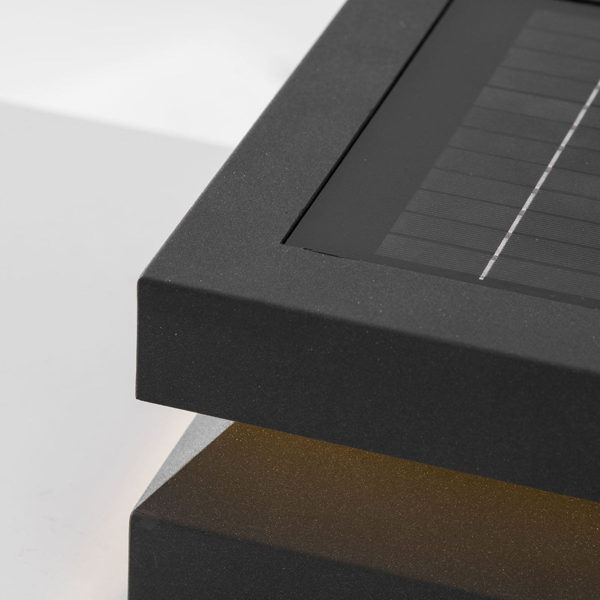 Borne de jardin LED carrée IP65 en acrylique dépoli — vue de profil (4)
