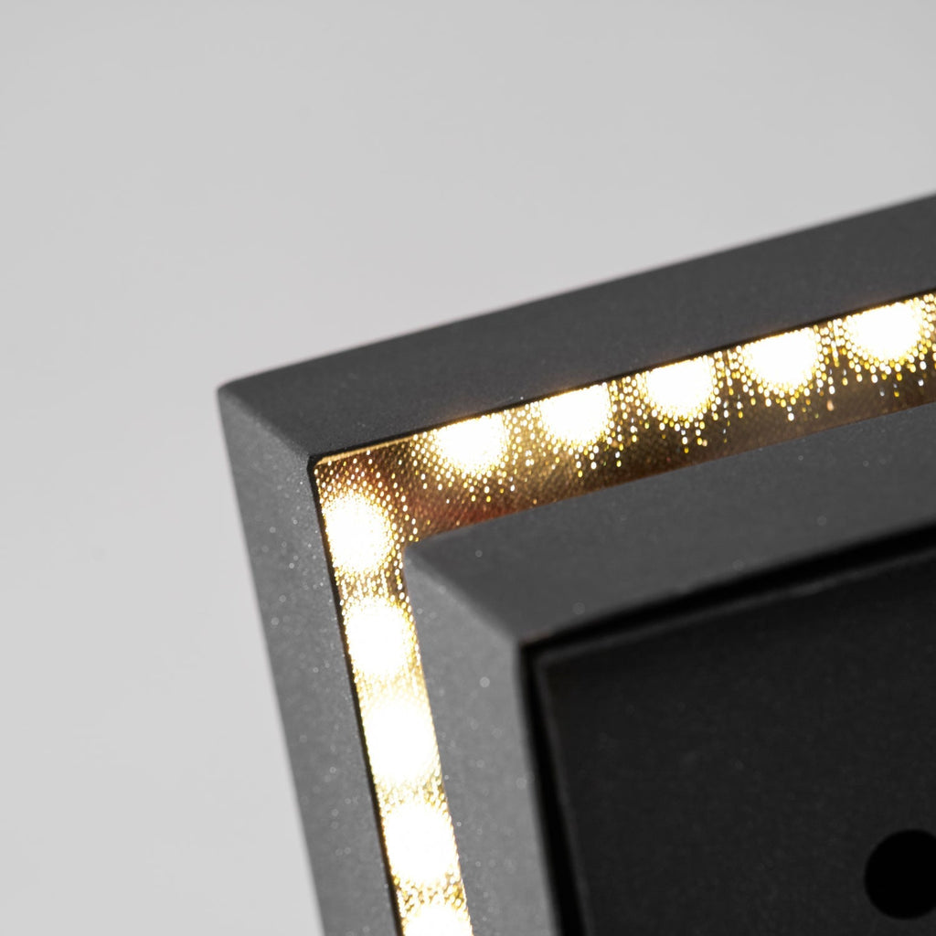 Borne de jardin LED carrée IP65 en acrylique dépoli — vue de trois quarts (4)