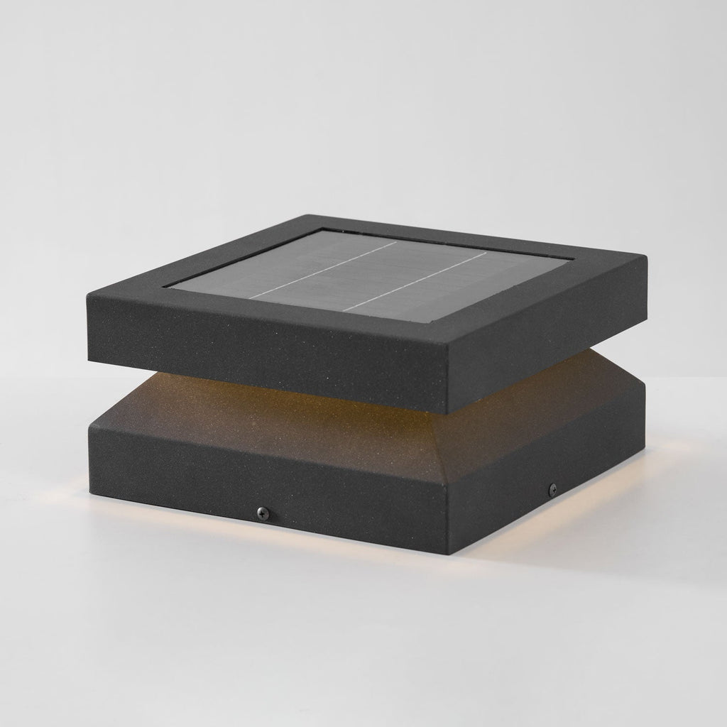 Borne de jardin LED carrée IP65 en acrylique dépoli — allumé en situation (4)