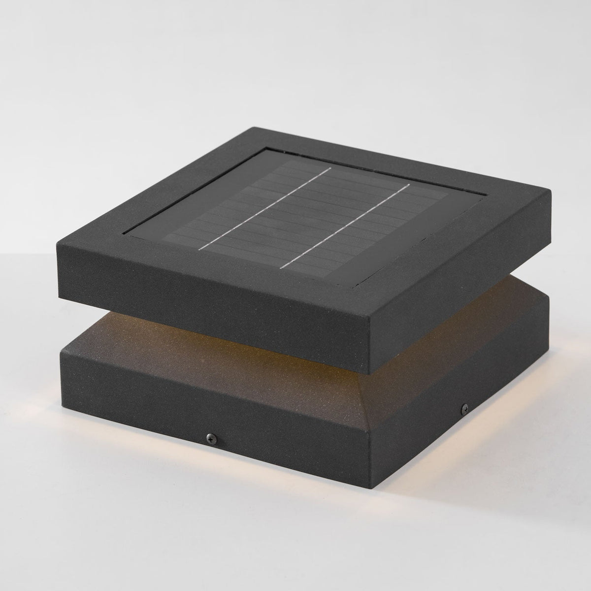 Borne de jardin LED carrée IP65 en acrylique dépoli — mise en situation dans la pièce (4)