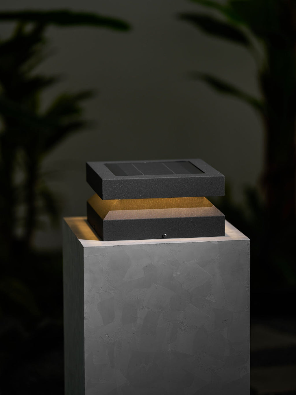 Borne de jardin LED carrée IP65 en acrylique dépoli — détail de la finition (3)