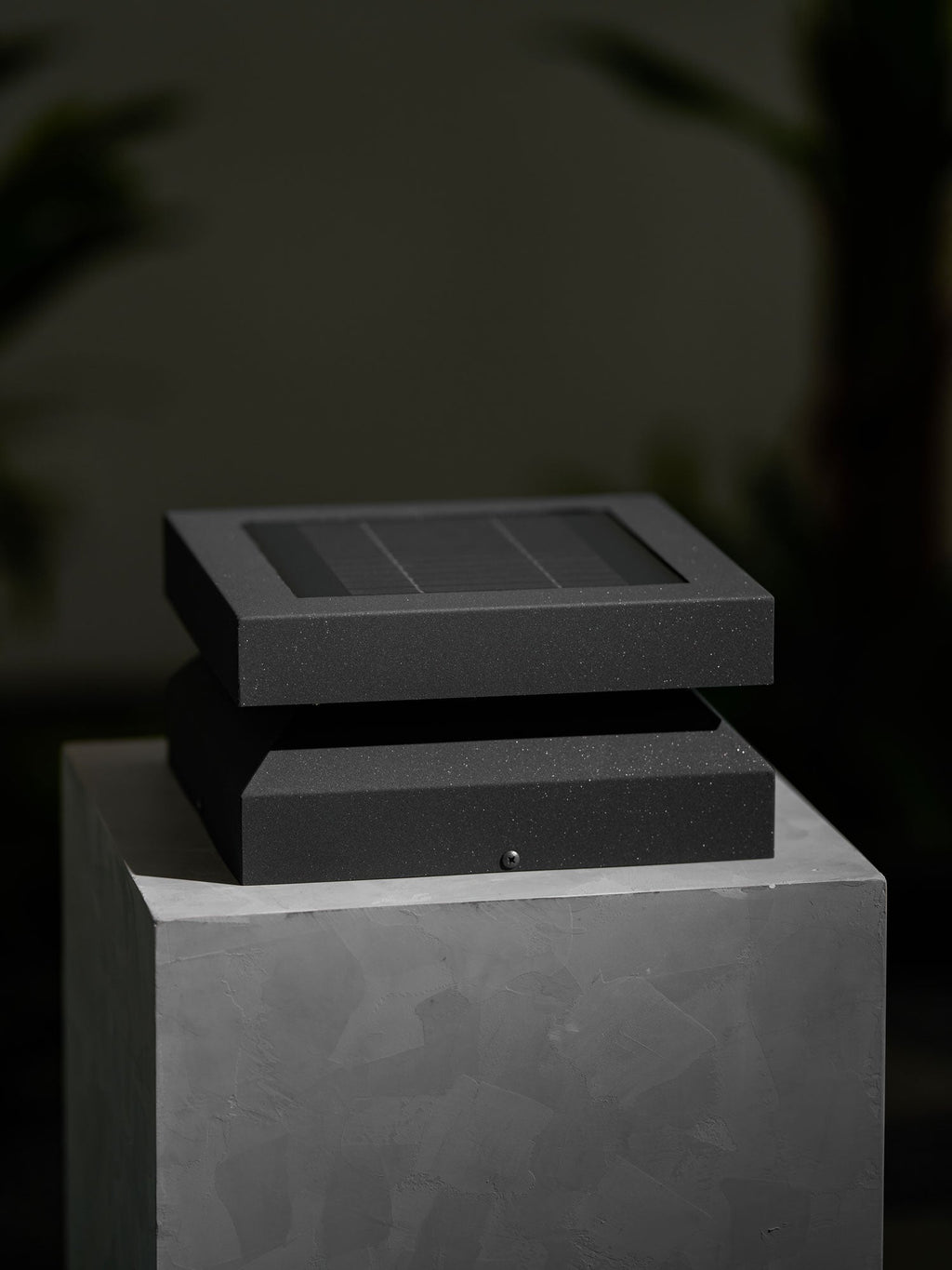 Borne de jardin LED carrée IP65 en acrylique dépoli — allumé en situation (3)
