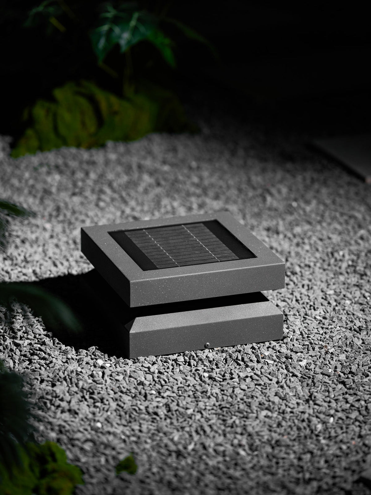 Borne de jardin LED carrée IP65 en acrylique dépoli — détail du système de fixation (3)