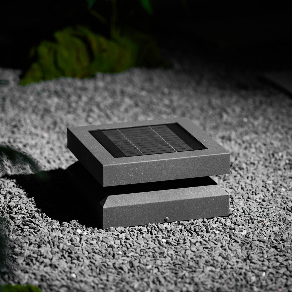 Borne de jardin LED carrée IP65 en acrylique dépoli — mise en situation dans la pièce (3)