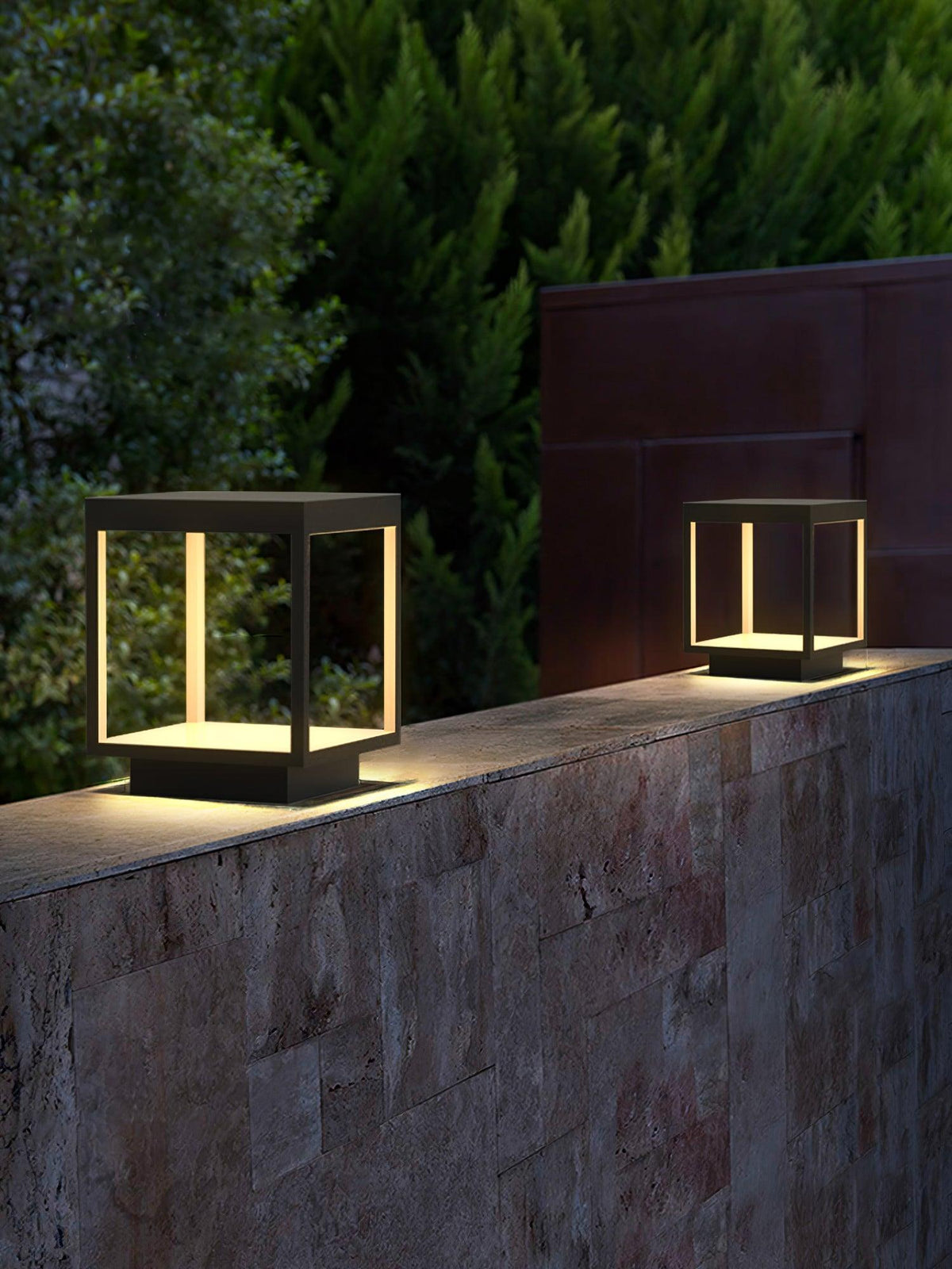 Borne de jardin LED cadre carré – lumière chaude, terrasse — mise en situation dans la pièce
