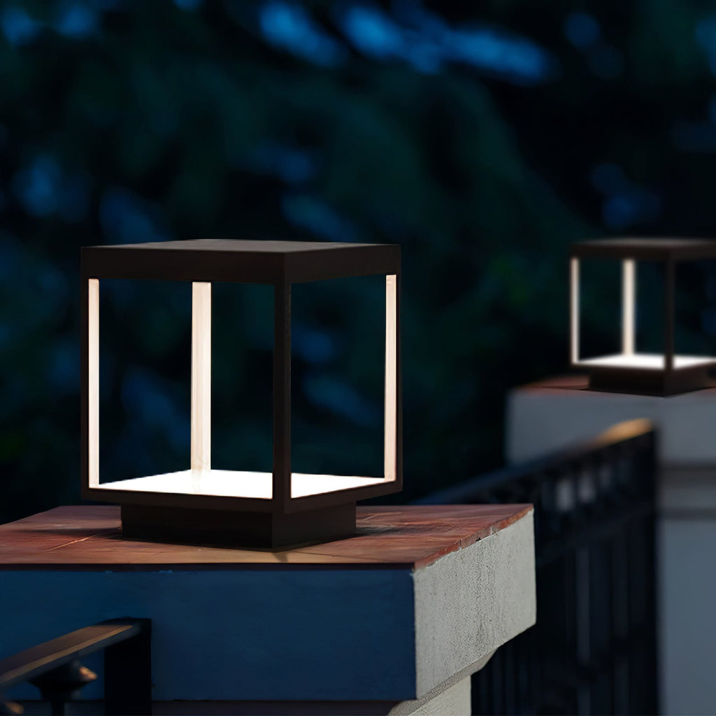 Borne de jardin LED cadre carré – lumière chaude, terrasse — allumé en situation (3)
