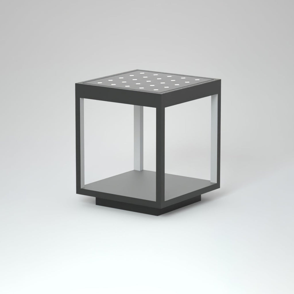 Borne de jardin LED cadre carré – lumière chaude, terrasse — mise en situation dans la pièce (3)