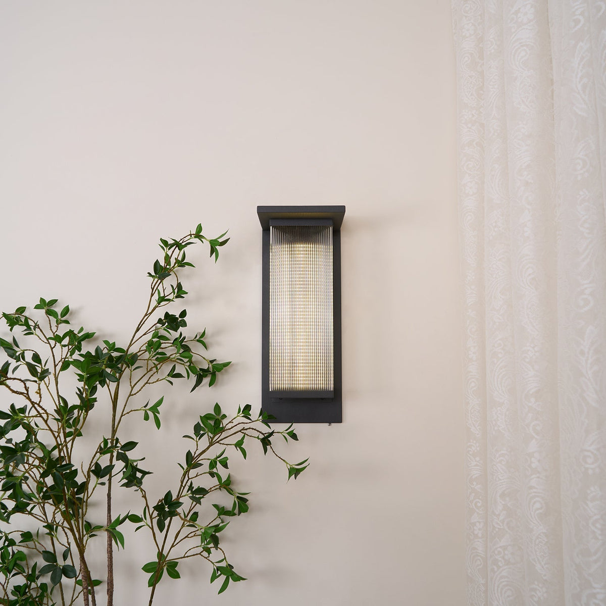 Applique murale extérieure solaire LED minimaliste – Oléron Box — mise en situation dans la pièce