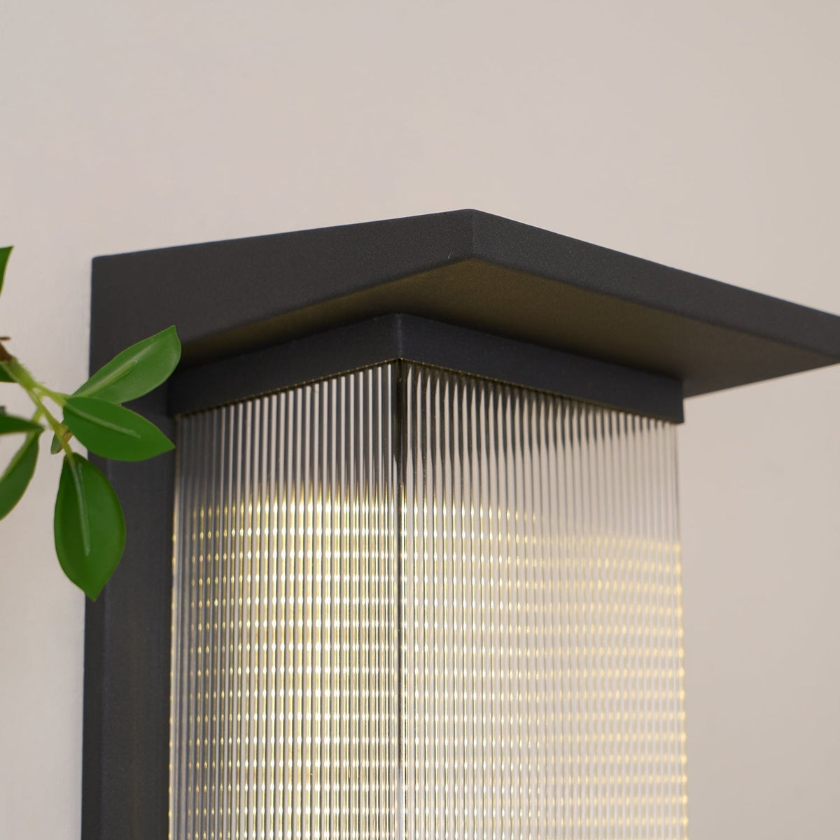 Applique murale extérieure solaire LED minimaliste – Oléron Box — allumé en situation (2)