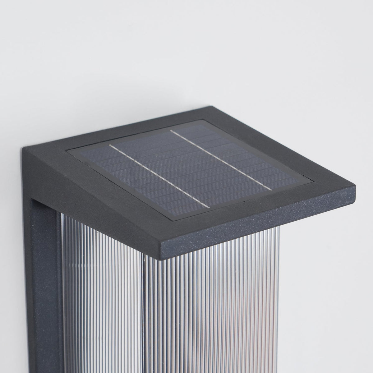 Applique murale extérieure solaire LED minimaliste – Oléron Box — mise en situation dans la pièce (2)
