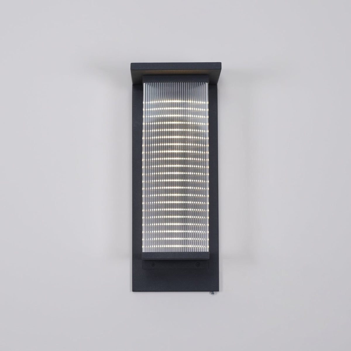 Applique murale extérieure solaire LED minimaliste – Oléron Box — allumé en situation (3)