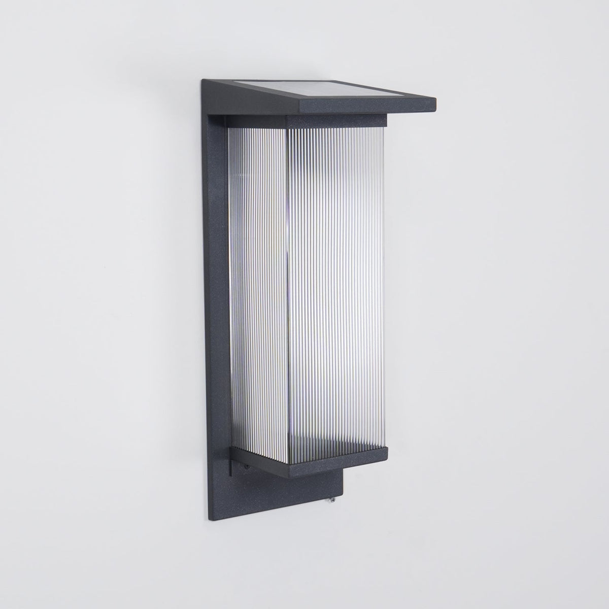 Applique murale extérieure solaire LED minimaliste – Oléron Box — allumé en situation